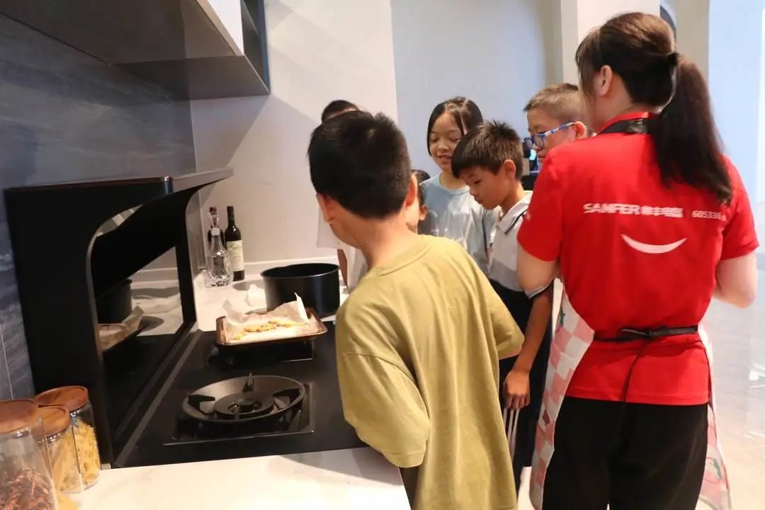 集成灶品牌帅丰电器助力小小美食家化身“厨师”大显身手
