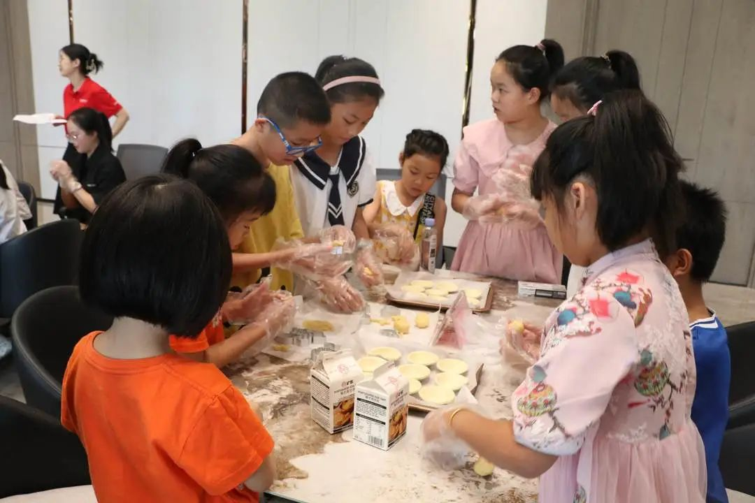 集成灶品牌帅丰电器助力小小美食家化身“厨师”大显身手