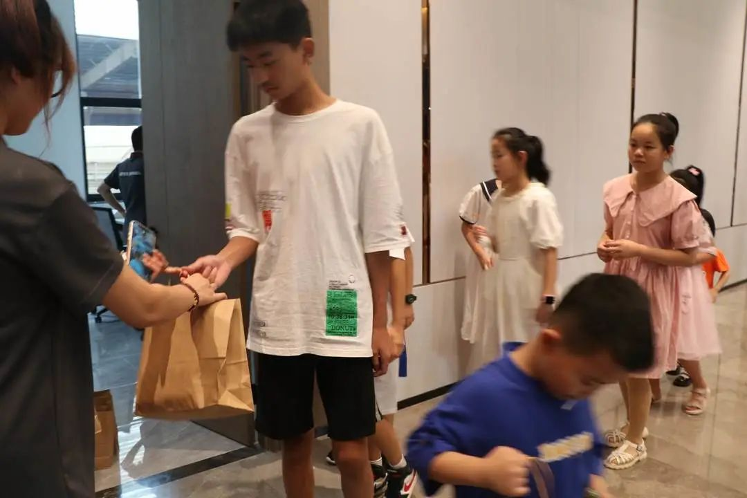 集成灶品牌帅丰电器助力小小美食家化身“厨师”大显身手