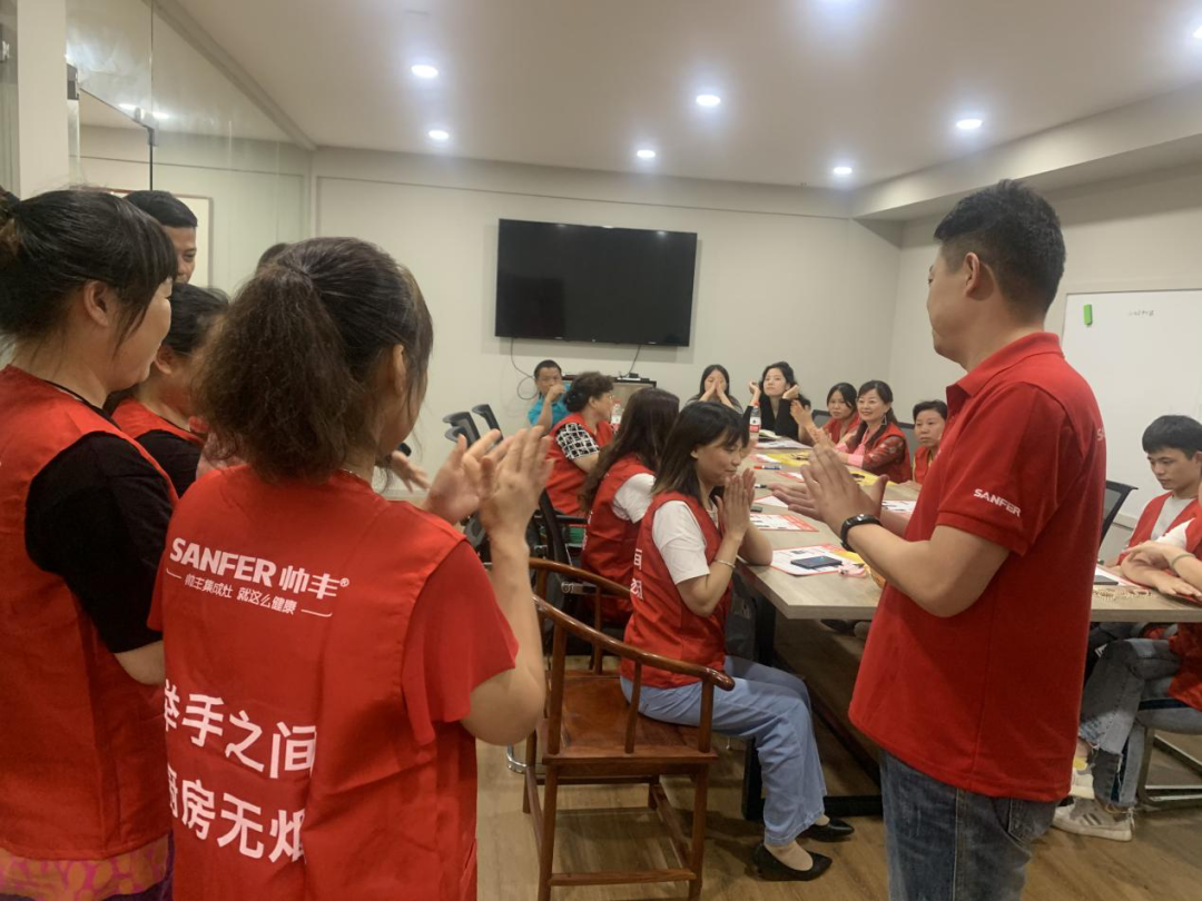 向帅丰电器优秀经销商张熙明学习，共同目睹门店风采